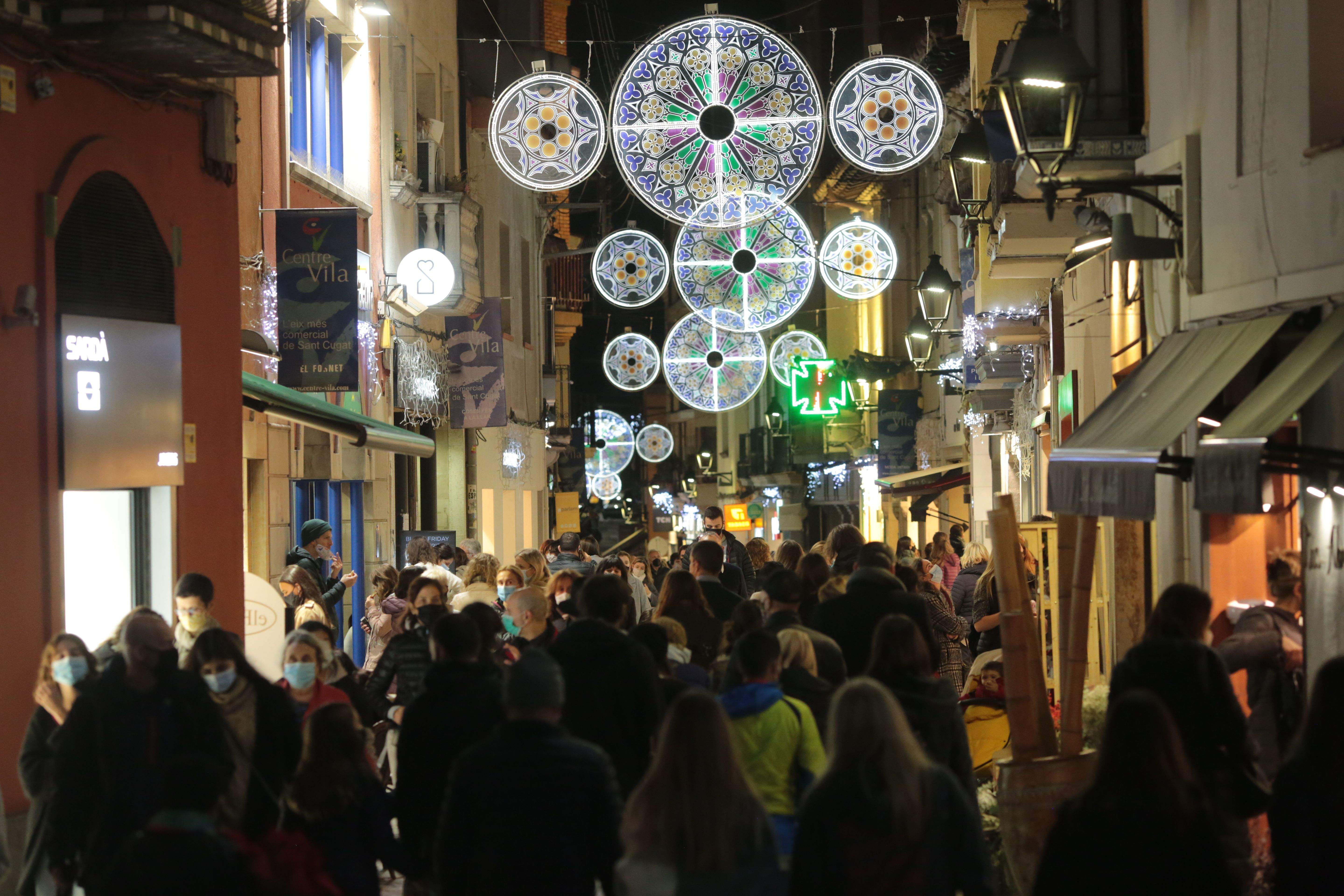 Els llums de Nadal ja brillen a Sant Cugat. FOTO: Artur Ribera