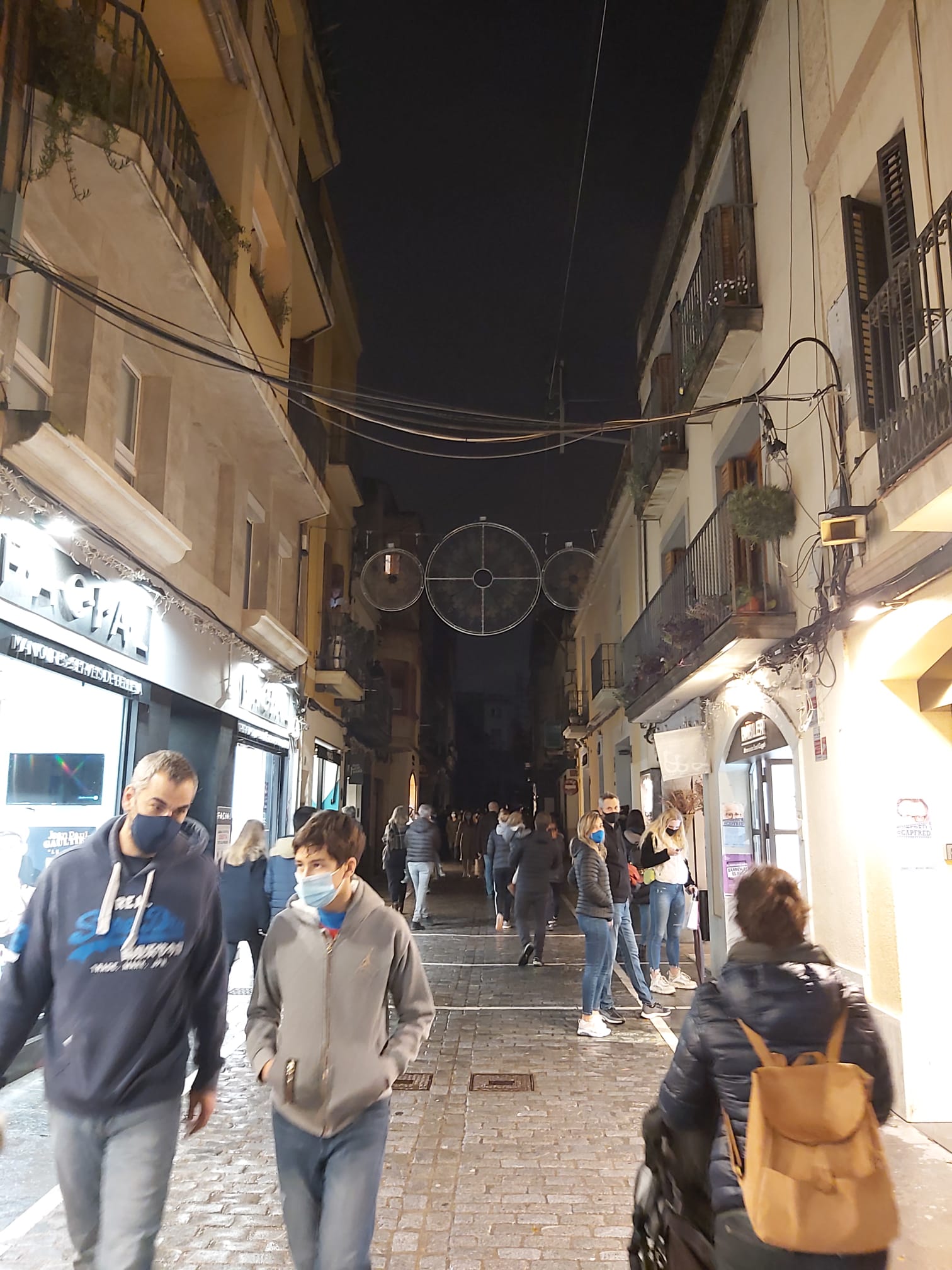 Santa Maria sense llum exterior en tot el carrer. FOTO: Cedida