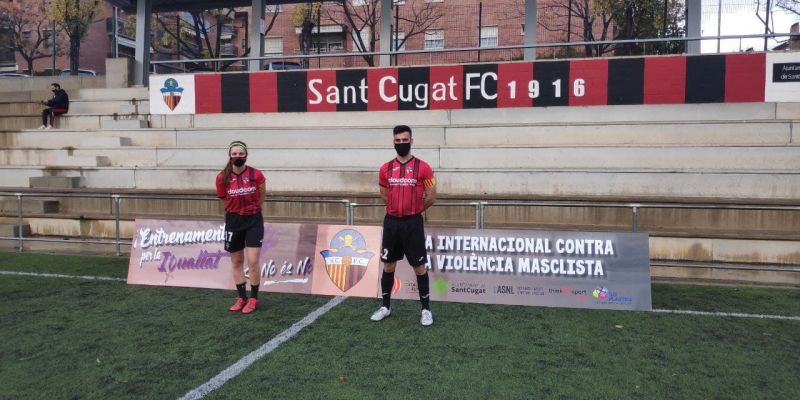 Els capitans dels dos equips del Sant Cugat FC junts contra la violència de gènere. FOTO: Amit Gayà.