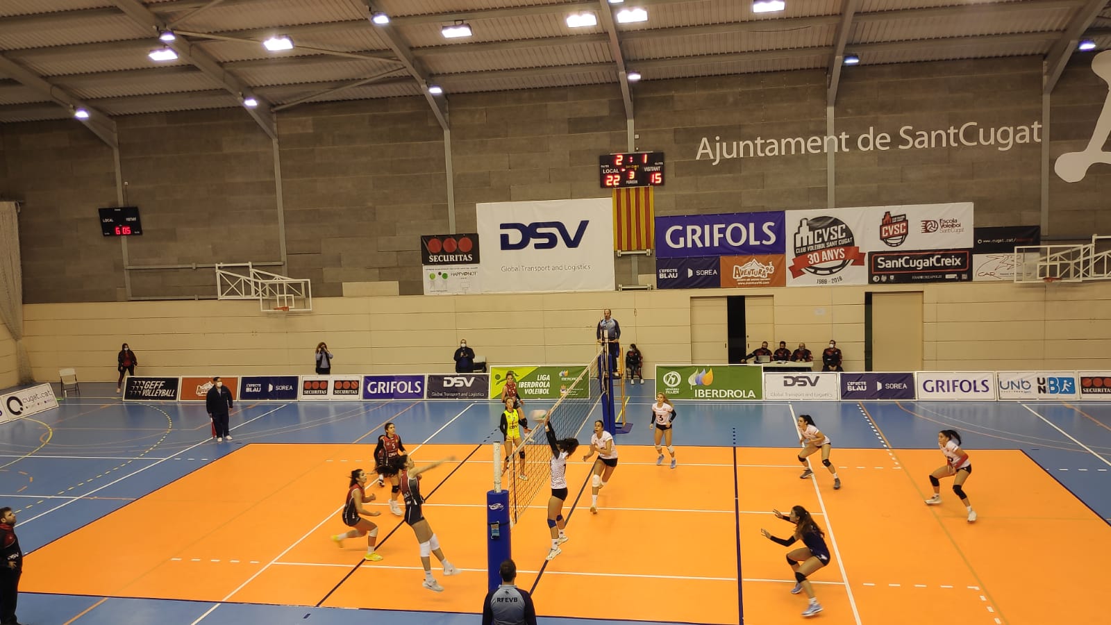 Aina Berbel en un dels últims atacs en la victòria del DSV CV Sant Cugat per 3-1 davant el Madrid Chamberí. FOTO: Amit Gayà.
