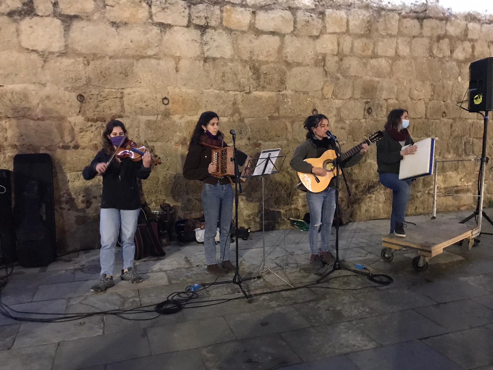 Concentració per reclamar una accessibilitat justa als escenaris. FOTO: Ferran Mitjà