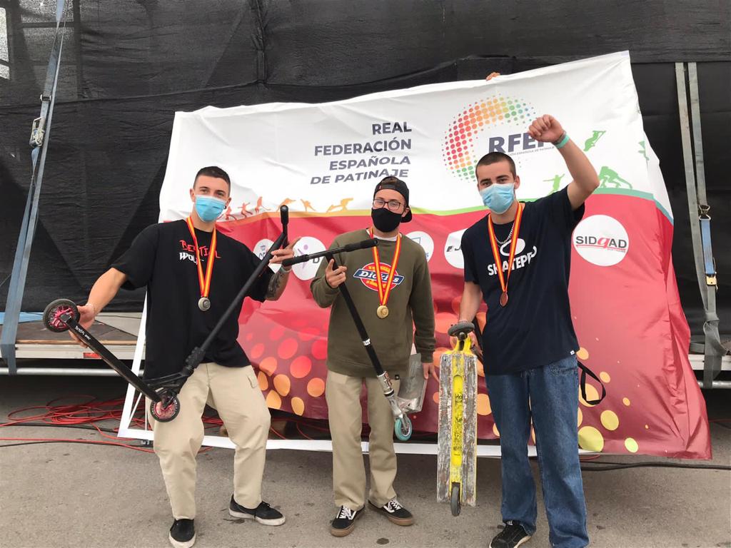 Pol Roman, a l'esquerra de la imatge, en el podi del Campionat d'Espanya d'Scooter Street. FOTO: Cedida