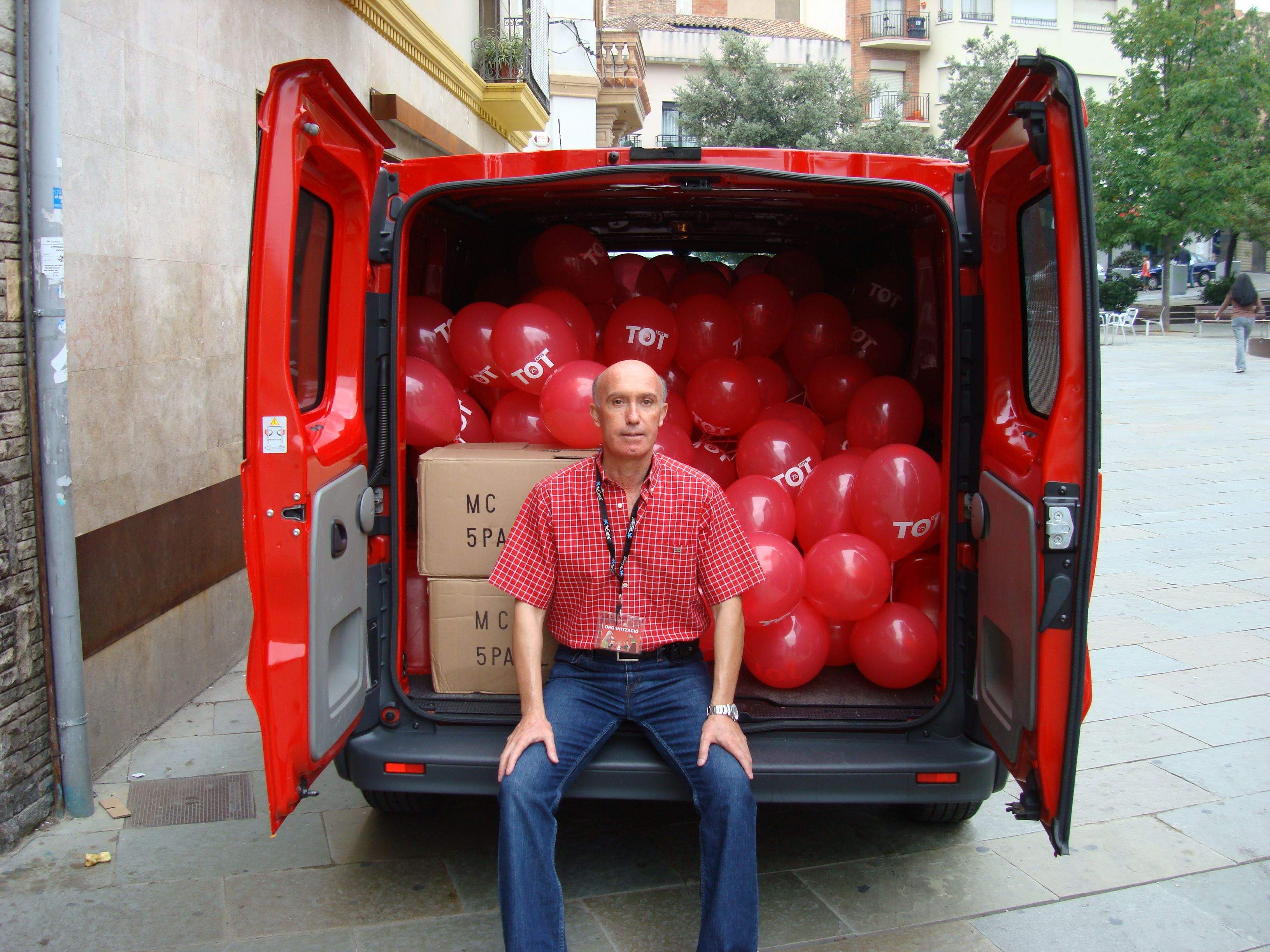 En Carlos 'del TOT' amb la furgoneta del TOT Sant Cugat. FOTO: Arxiu