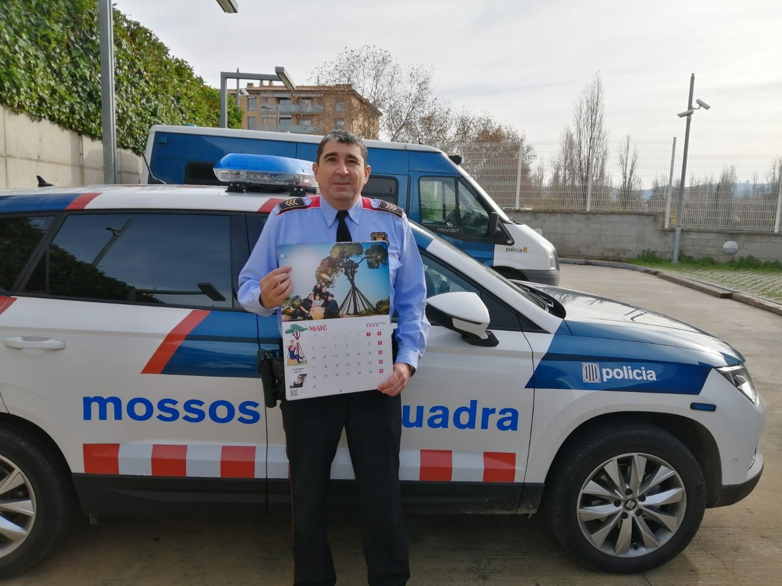 El cap dels Mossos d'Esquadra de Sant Cugat amb el calendari FOTO: Cedida