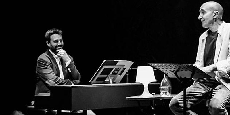 Albert Flores, al piano, i Joan Berlanga, en l'espectacle 'Llach Poeta'. FOTO: Cedida