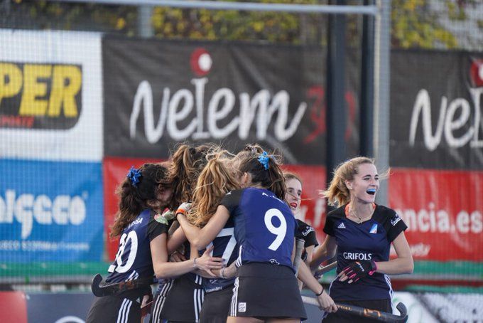 Les jugadores del Junior DHF celebren un dels gols durant els quarts. FOTO: RFEH