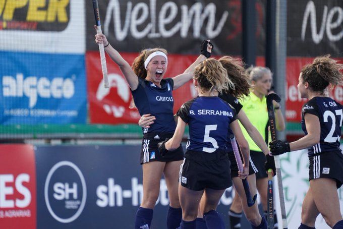 Alegria entre les jugadores del Junior DHF. FOTO: RFEH