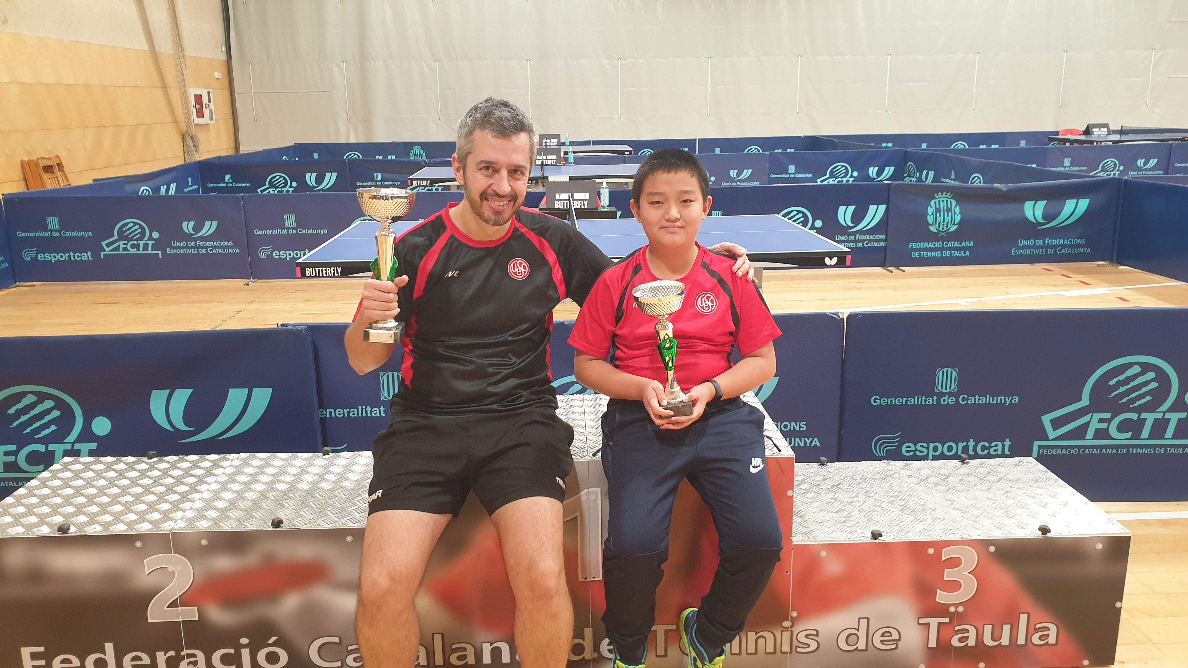 Josep Antón, esquerra, i Zou Tian Xiang, esquerra, els 2 palistes de la UESC que van fer podi en els classificatoris. FOTO: Cedida