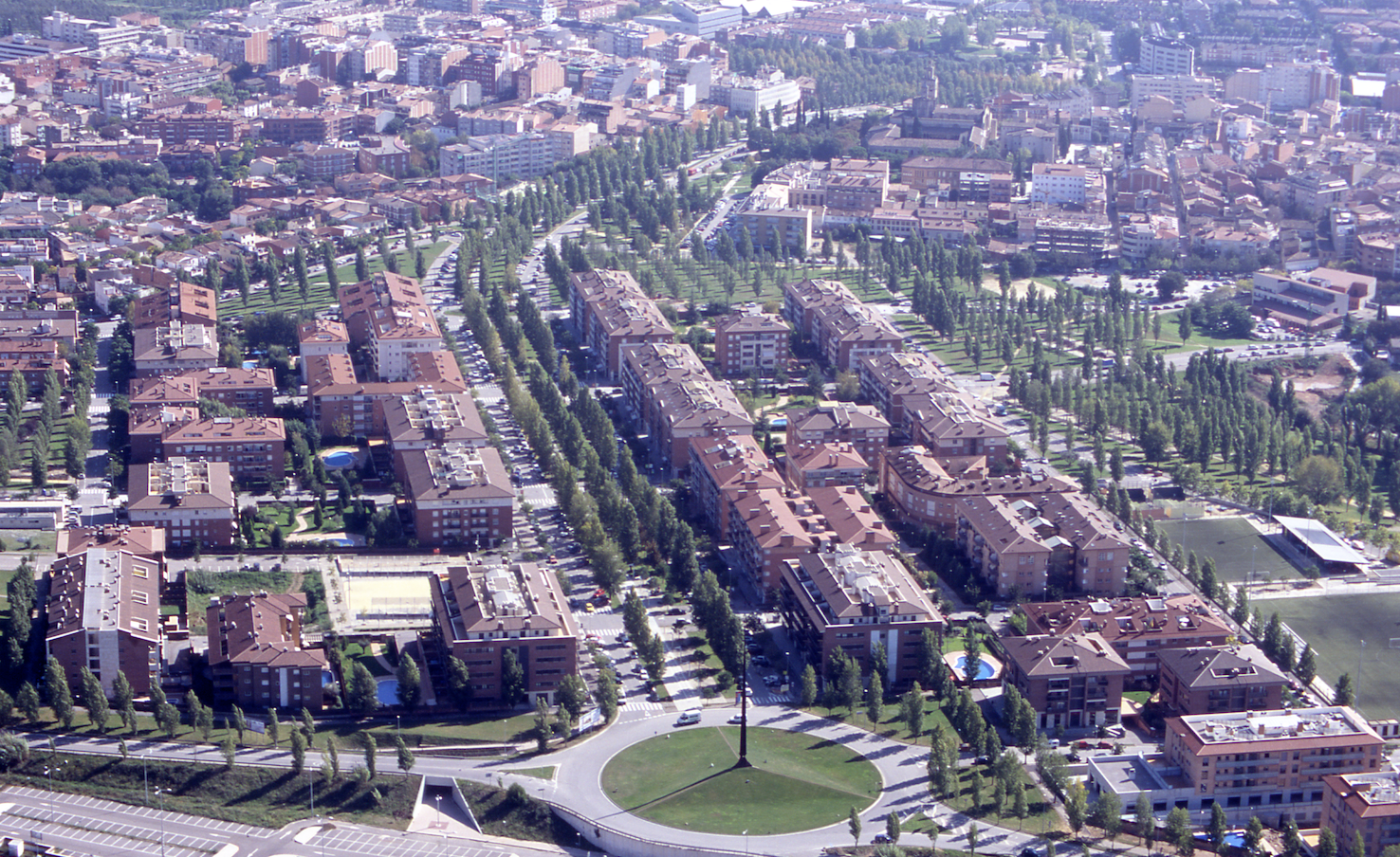 Imatge àrea del passeig de Francesc Macià, eix comercial de Coll Favà FOTO: Arxiu