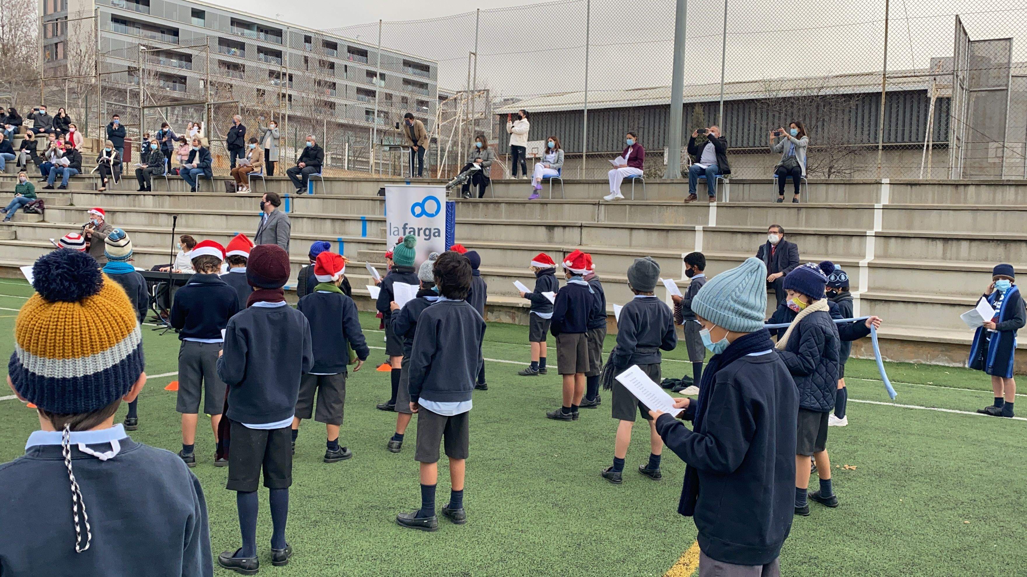 Alumnes de l'escola La Farga fent un recital de Nadal davant professionals sanitaris. FOTO: Cedida