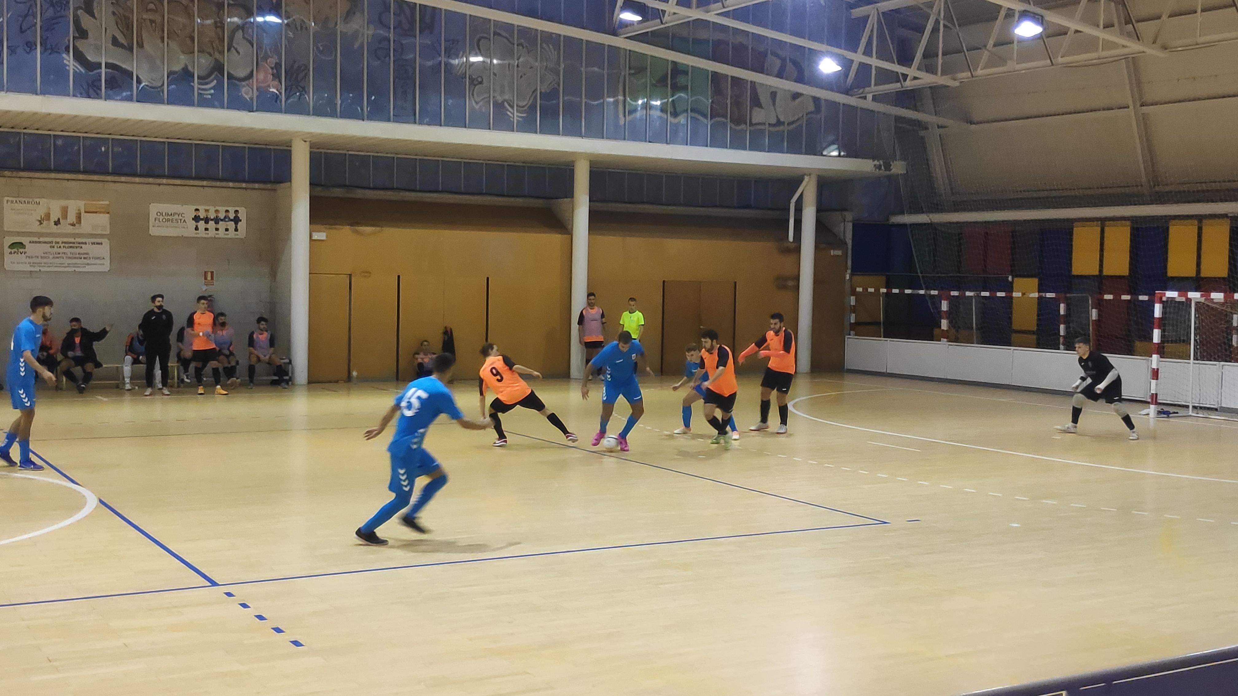 Víctor Olivera en una jugada d'atac en la victòria per 4-3 de l'Olimpyc Floresta FS davant el Grups Arrahona FS. FOTO: Amit Gayà. 