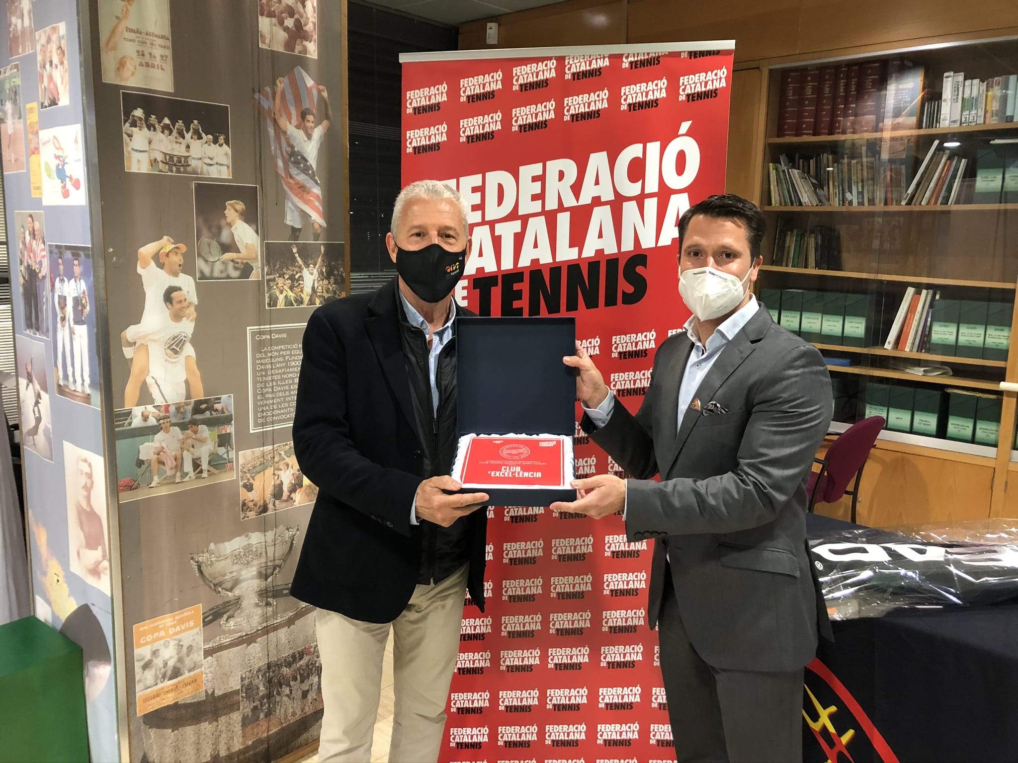 El president del CTNSC, Javier Prunera, amb el premi juntament amb el president de la federació, Jordi Tamayo. FOTO: Federació Catalana de Tennis.