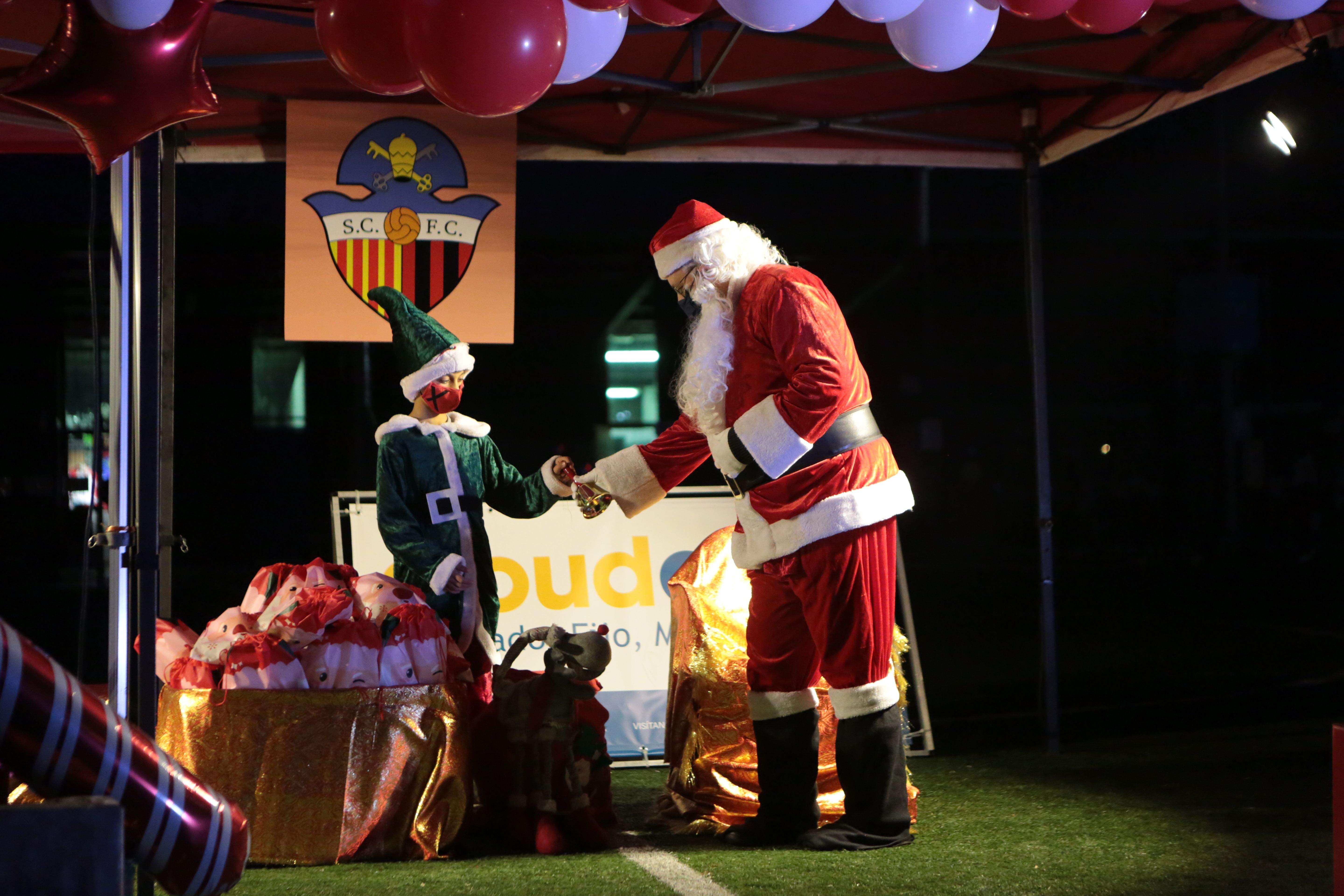 Visita del Pare Noel al Sant Cugat FC. FOTO: Artur Ribera