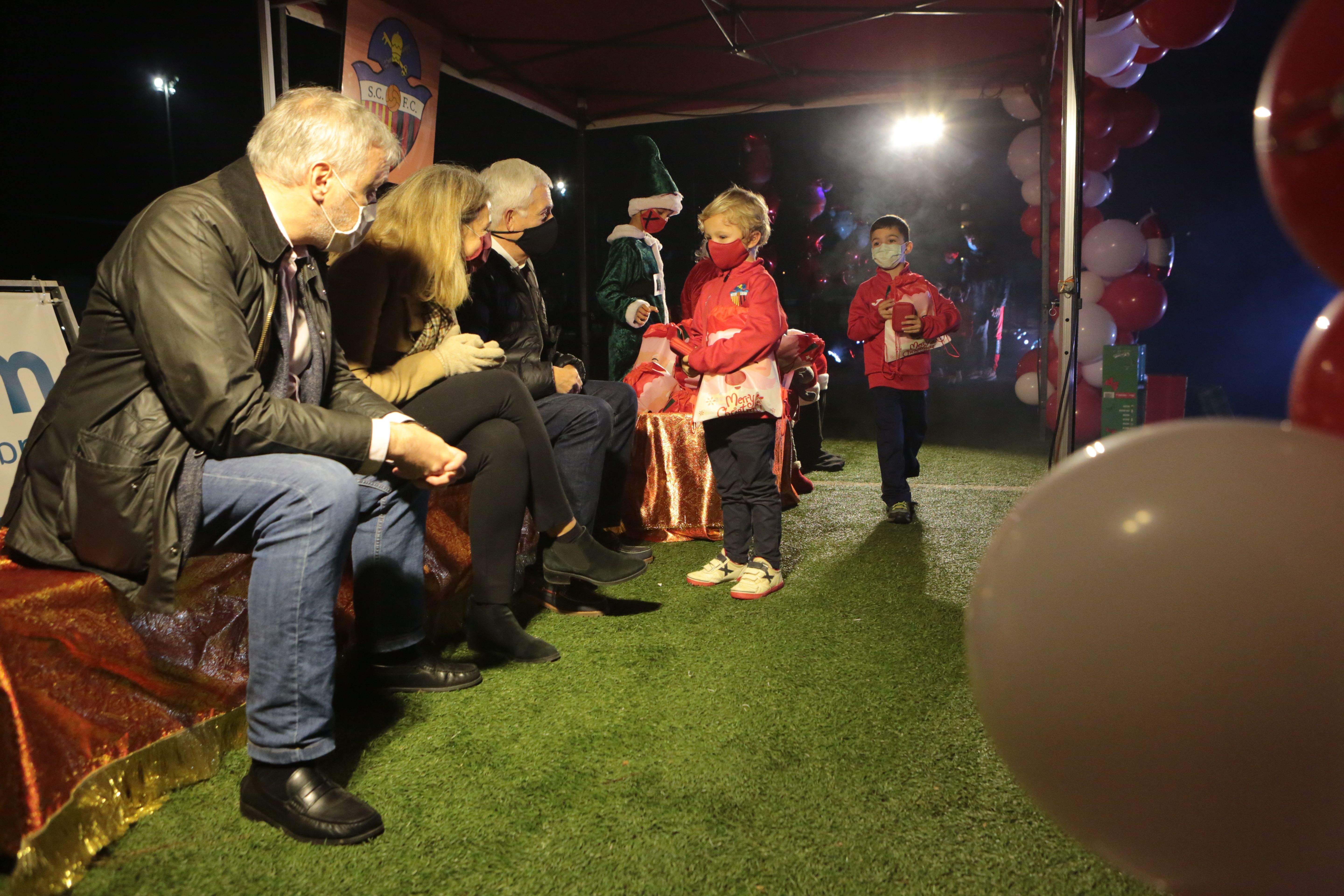 Visita del Pare Noel al Sant Cugat FC. FOTO: Artur Ribera