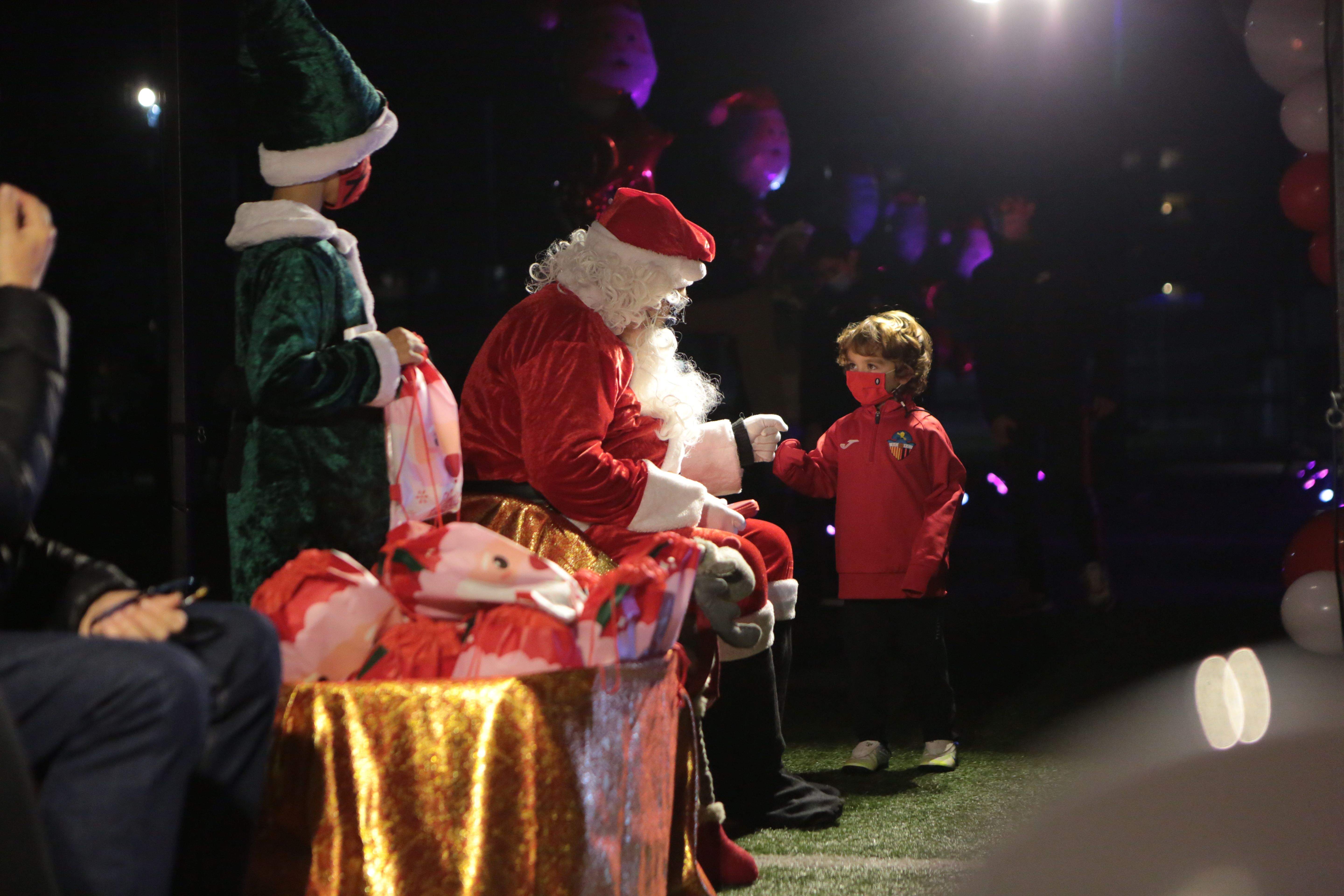 Visita del Pare Noel al Sant Cugat FC. FOTO: Artur Ribera