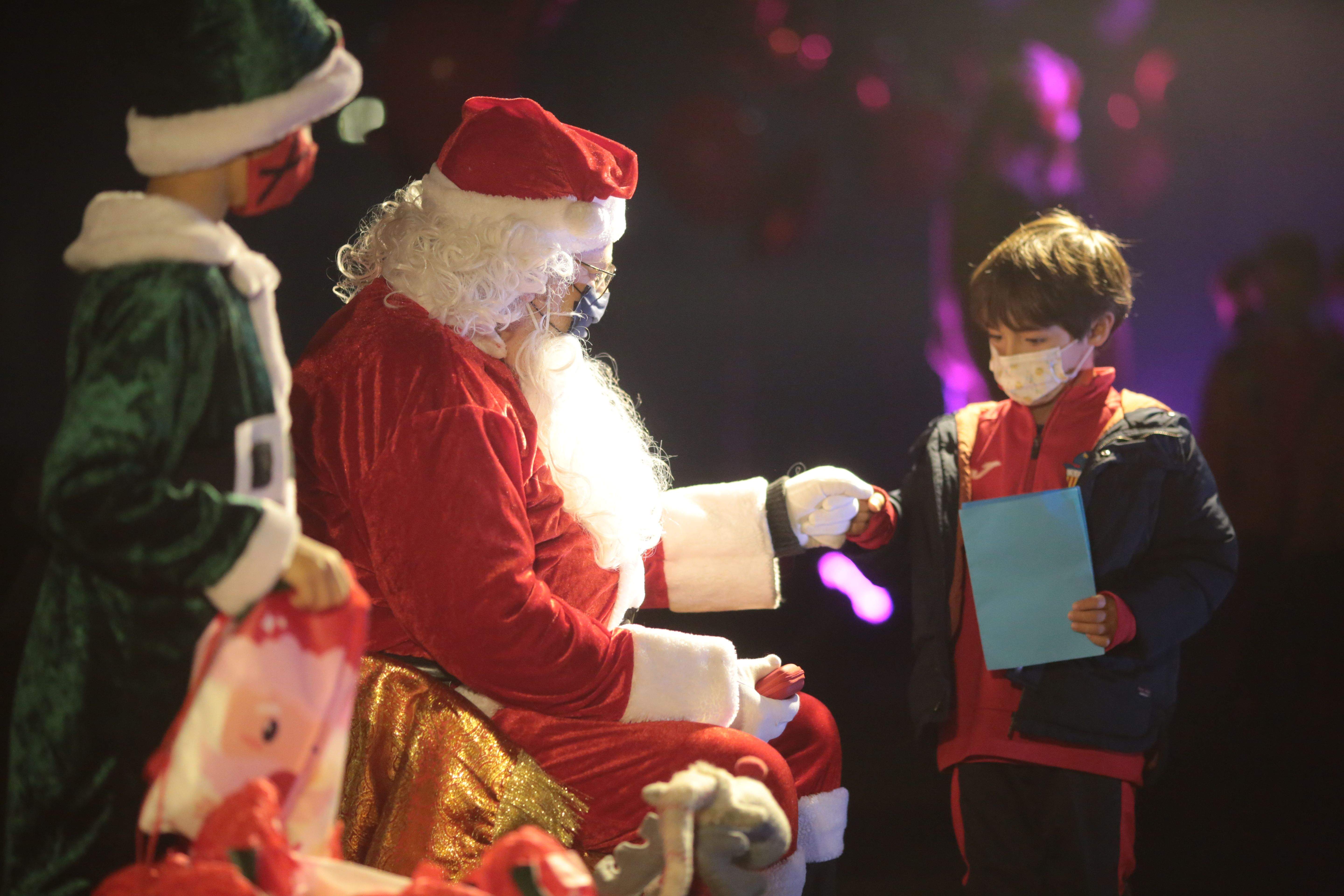 Visita del Pare Noel al Sant Cugat FC. FOTO: Artur Ribera