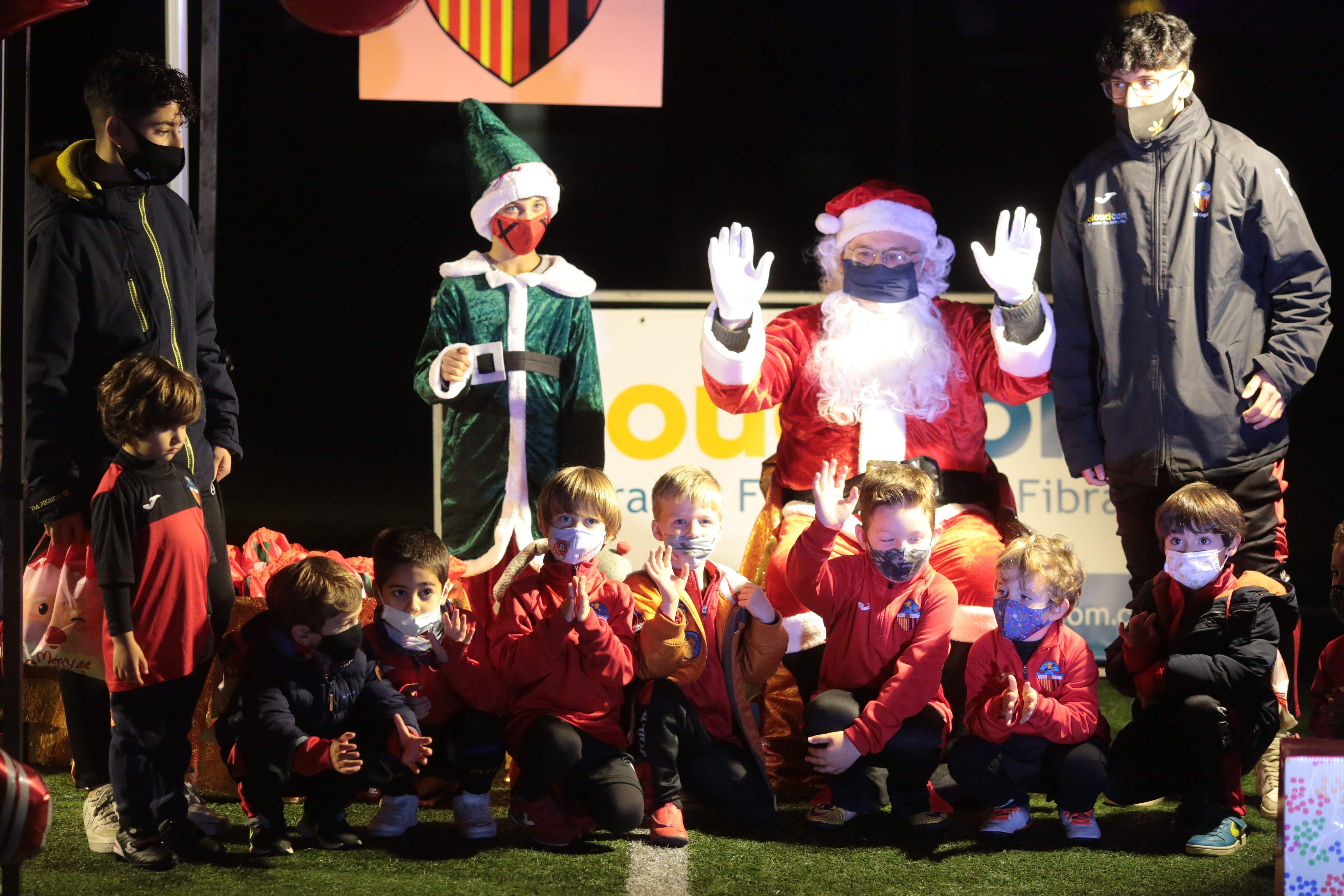 Visita del Pare Noel al Sant Cugat FC. FOTO: Artur Ribera