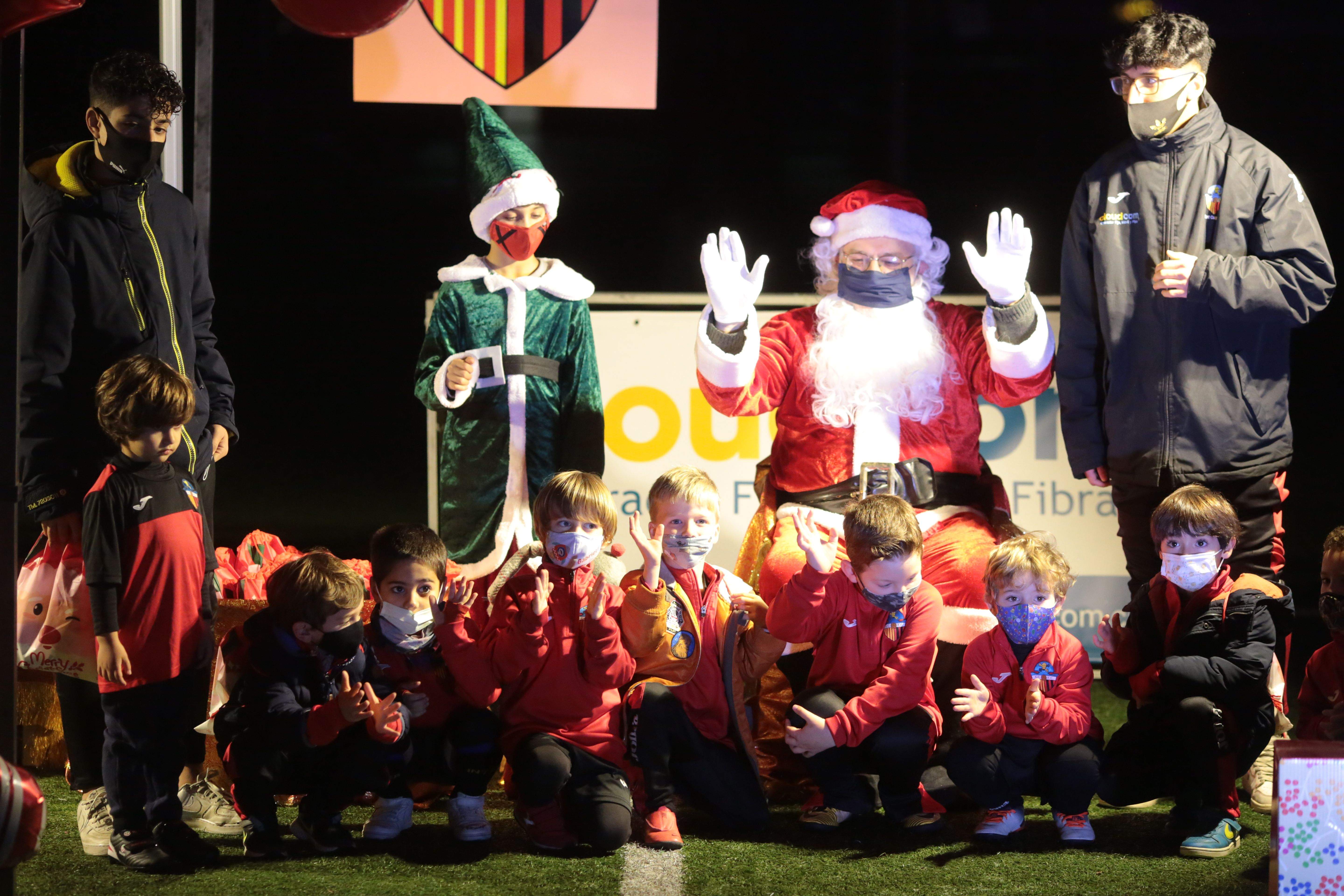Visita del Pare Noel al Sant Cugat FC. FOTO: Artur Ribera