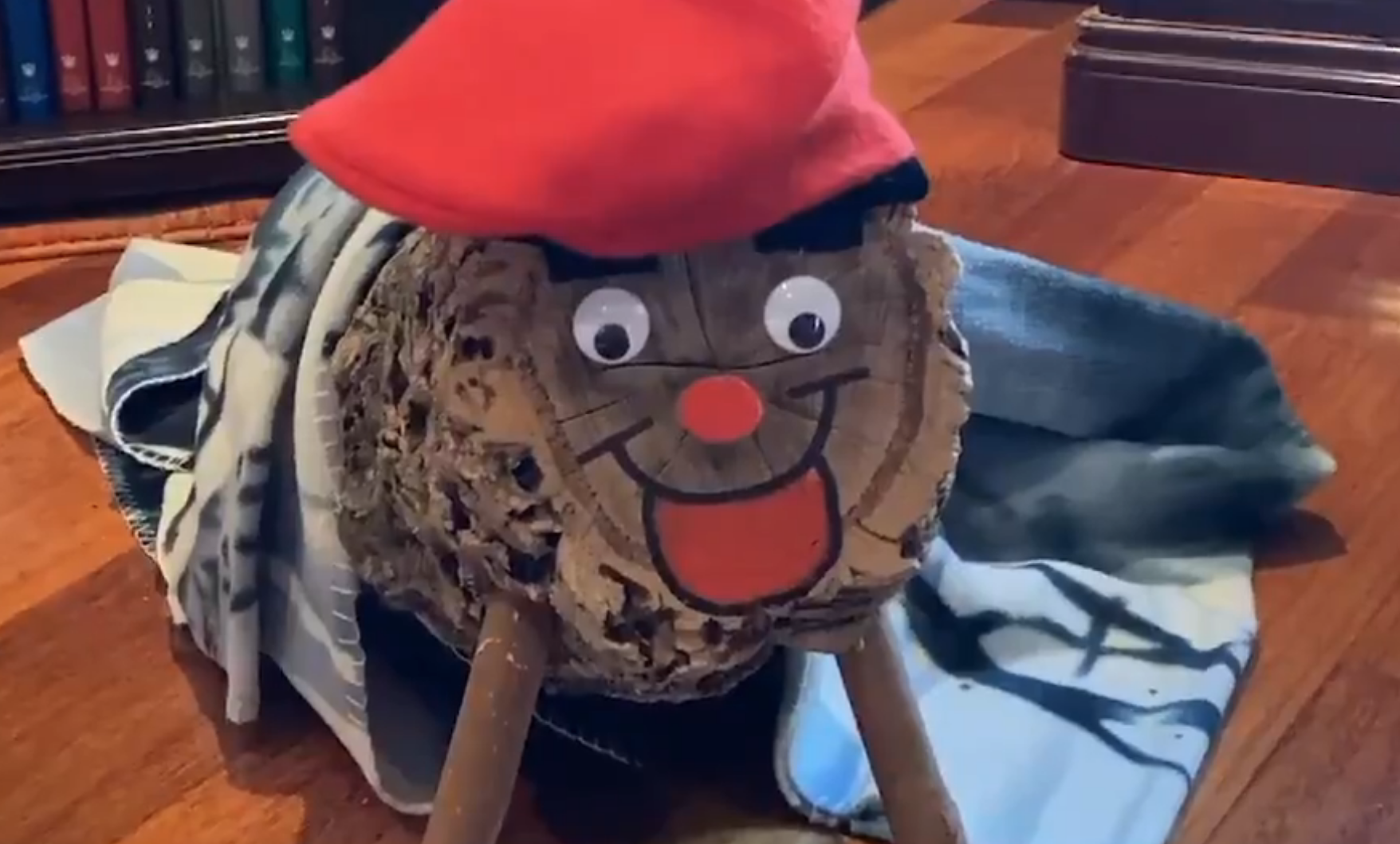 Frame del segon vídeo d'Òmnium Cultural per a Càritas.