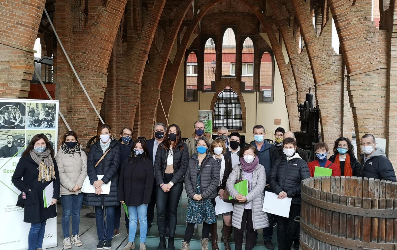 Elena Vila, tinenta d’alcaldia de Promoció econòmica, Empresa, amb els participants dels projectes guanyadors. FOTO: Ajuntament de Sant Cugat.