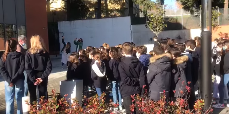 El Cor de l'Escola del Pinar cantant la nadala 'Quedáte conmigo, niño' a la Residència Cugat Natura. FOTO: Cedida