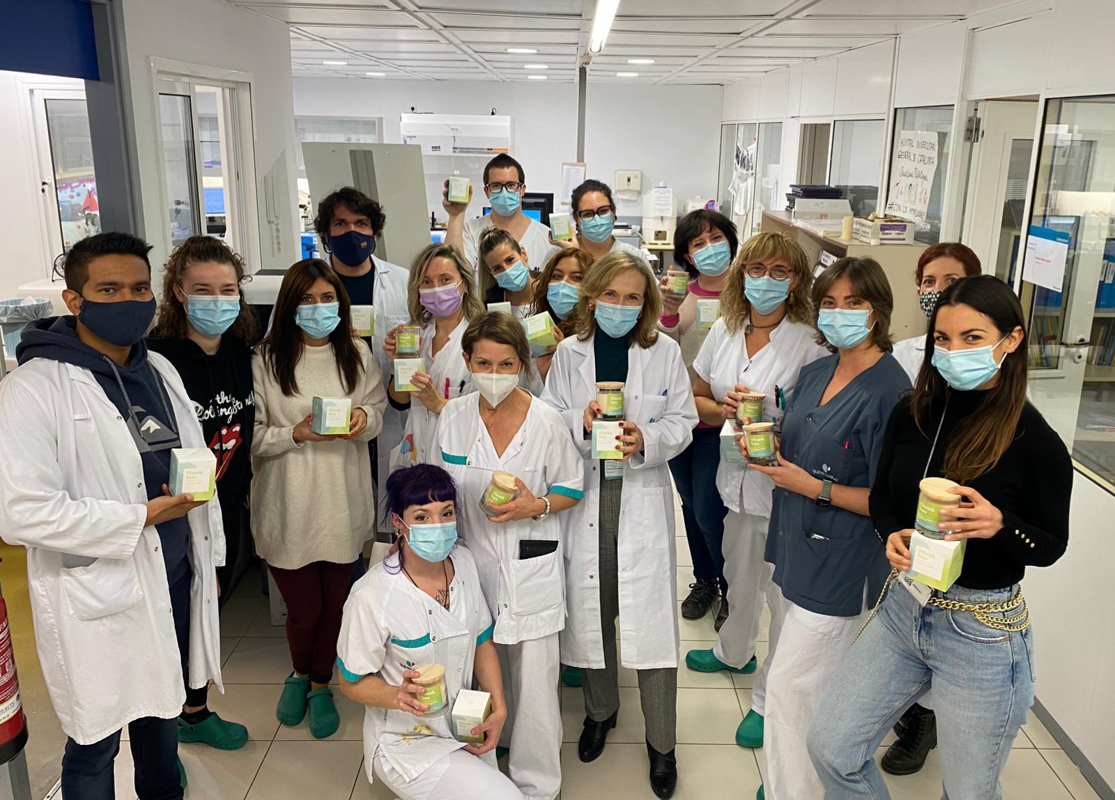 Sanitaris de l'especialitat d'Anatomia Patològica amb l'espelma 'Thank You' d'Eurofragance. FOTO: Cedida