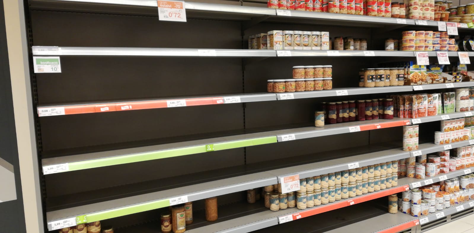 Abans del confinament, molts prestatges de supermercats eren buits. FOTO: Arxiu