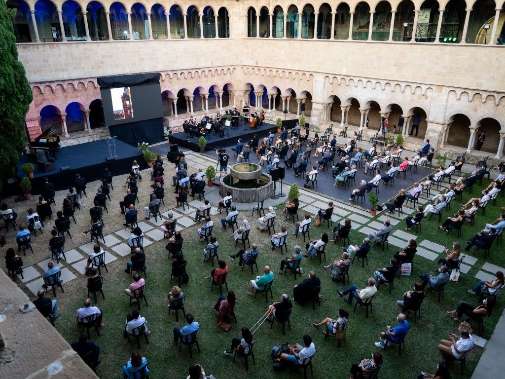 Sant Cugat va fer un emotiu homenatge a les víctimes de la covid-19 en un acte al Claustre del Monestir. FOTO: Ajuntament