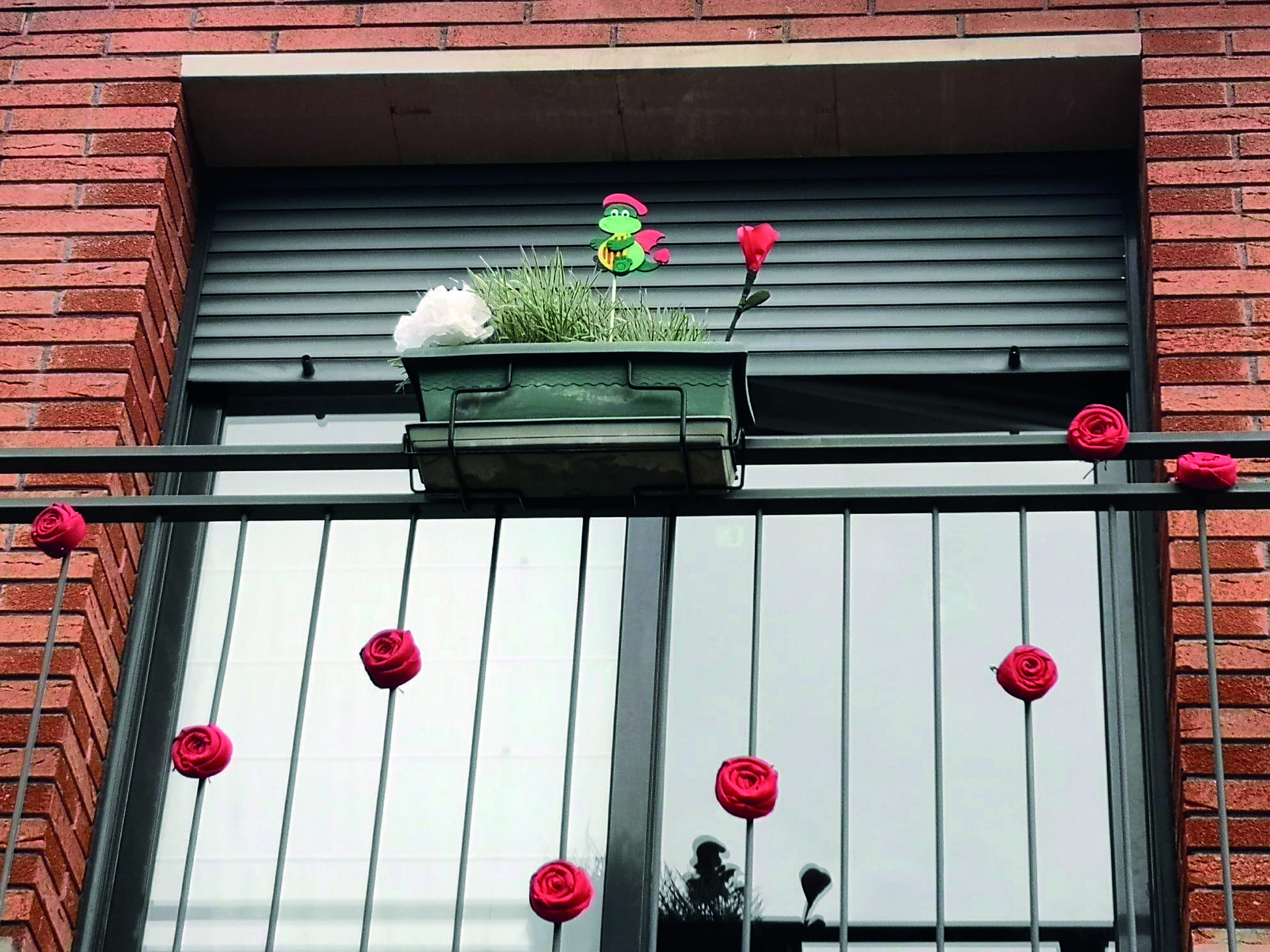 Sant Jordi, i la Festa Major, es va suspendre. Els santcugatencs ho van celebrar com van poder. FOTO: Cedida