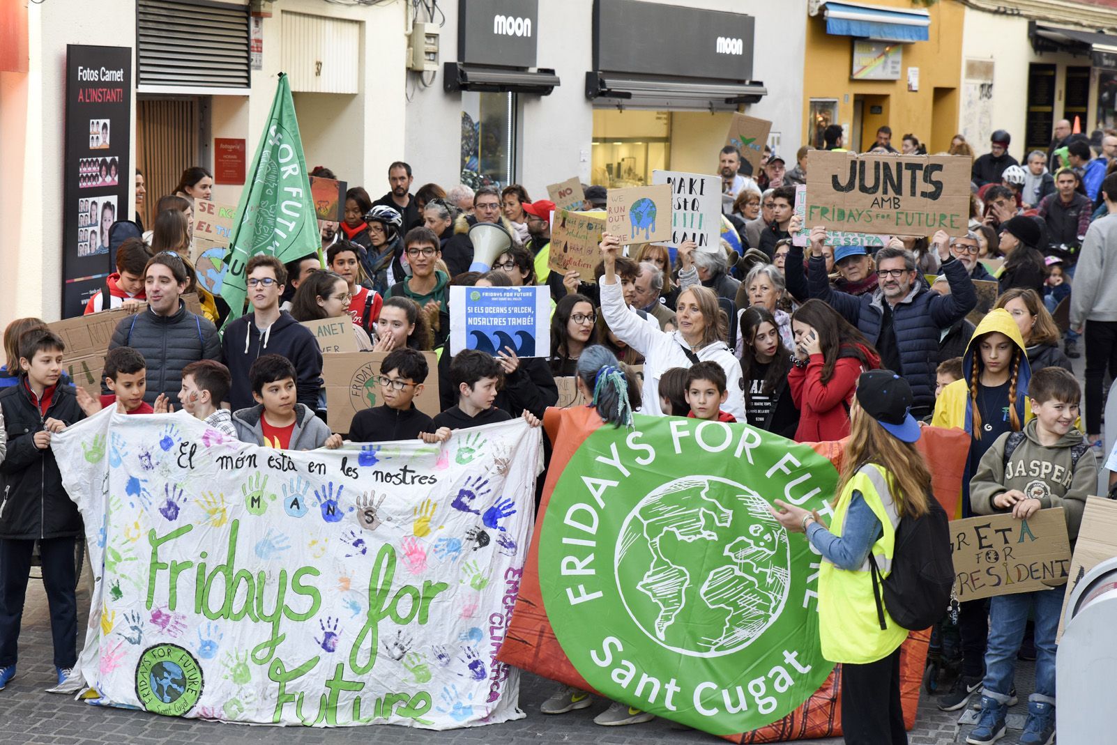  Diferents entitats i actors mediambientals es van concentrar contra l’emergència climàtica