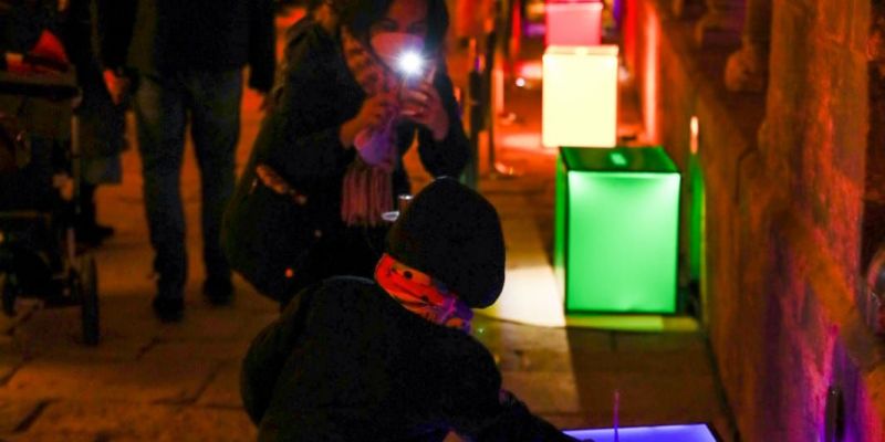 Els infants deixen les seves cartes en les bústies reials. FOTO: Lali Puig