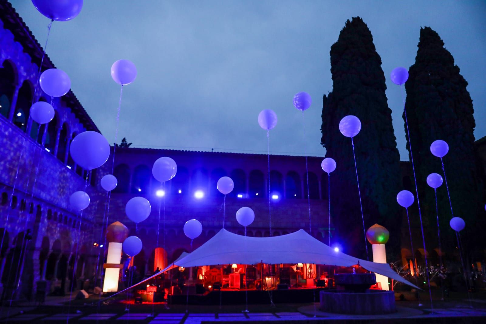 El Claustre del Monestir s'ha convertit en el campament reial. FOTO: Lali Puig