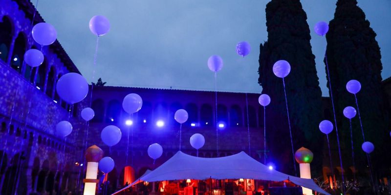 El Claustre del Monestir s'ha convertit en el campament reial. FOTO: Lali Puig