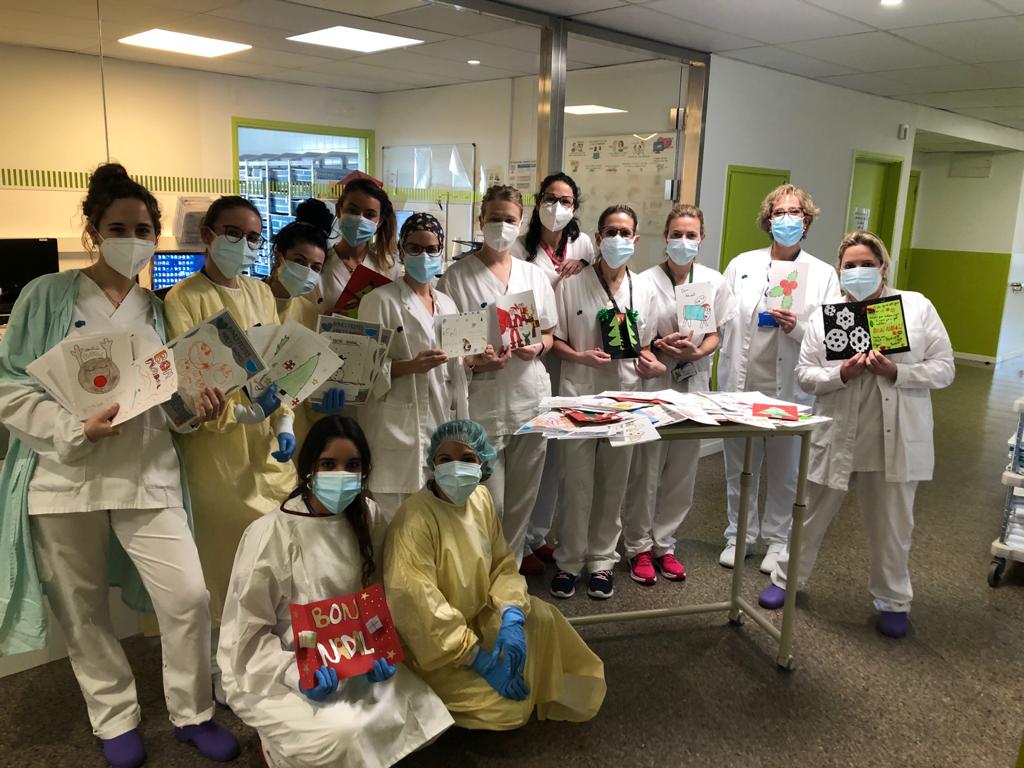 Personal del Parc Taulí amb els dibuixos dels alumnes del Joan Maragall. FOTO: Cedida