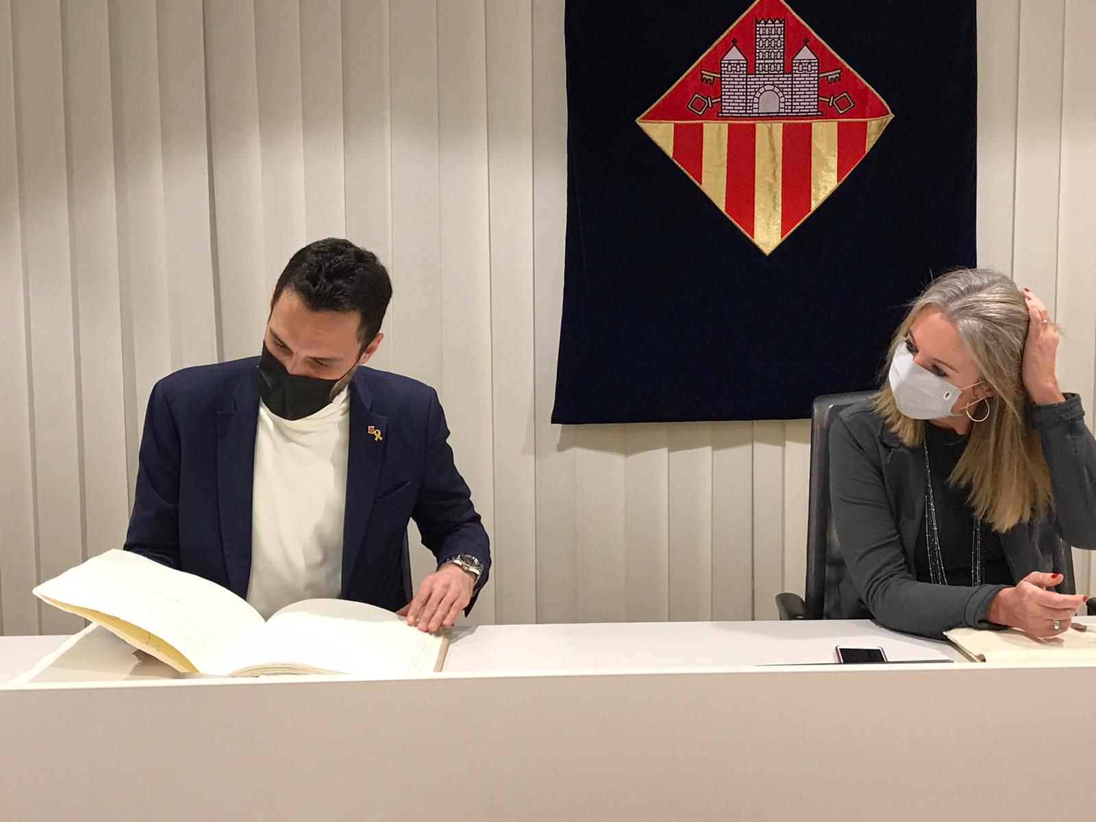El president del Parlament, Roger Torrent, signant el Llibre d'Honor de Sant Cugat. FOTO: Ferran Mitjà