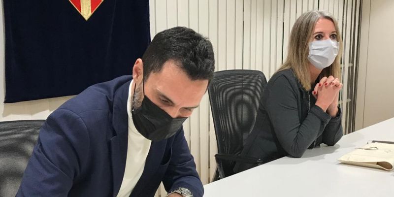 El president del Parlament, Roger Torrent, signa el Llibre d'Honor de Sant Cugat