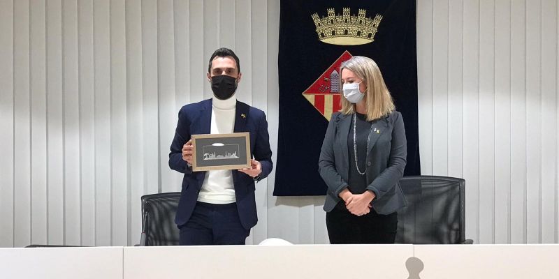 L'alcaldessa, Mireia Ingla, entrega un record a Roger Torrent. FOTO: Ferran Mitjà