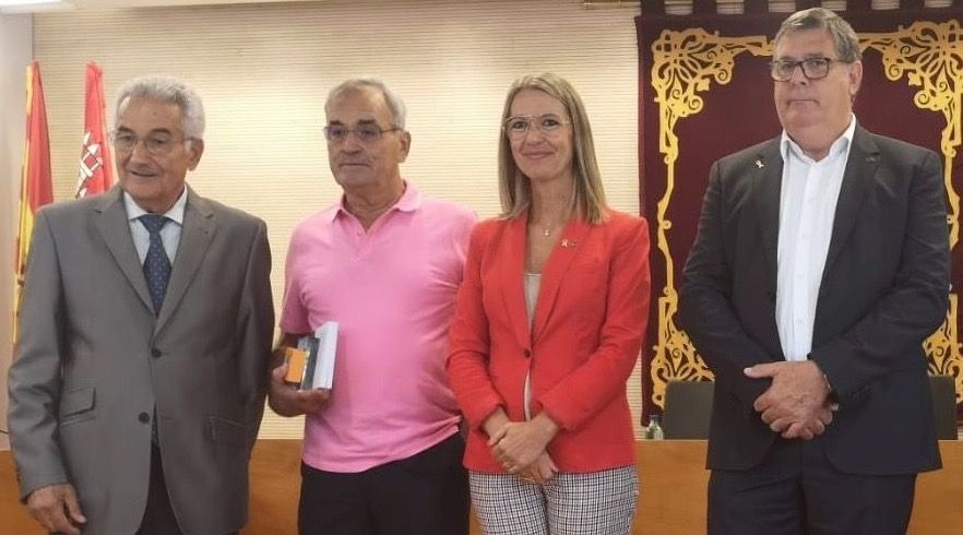 Jordi Cufí, amb la samarreta rosa, va ser president de l'Associació de Propietaris de Valldoreix FOTO: Paula Galván