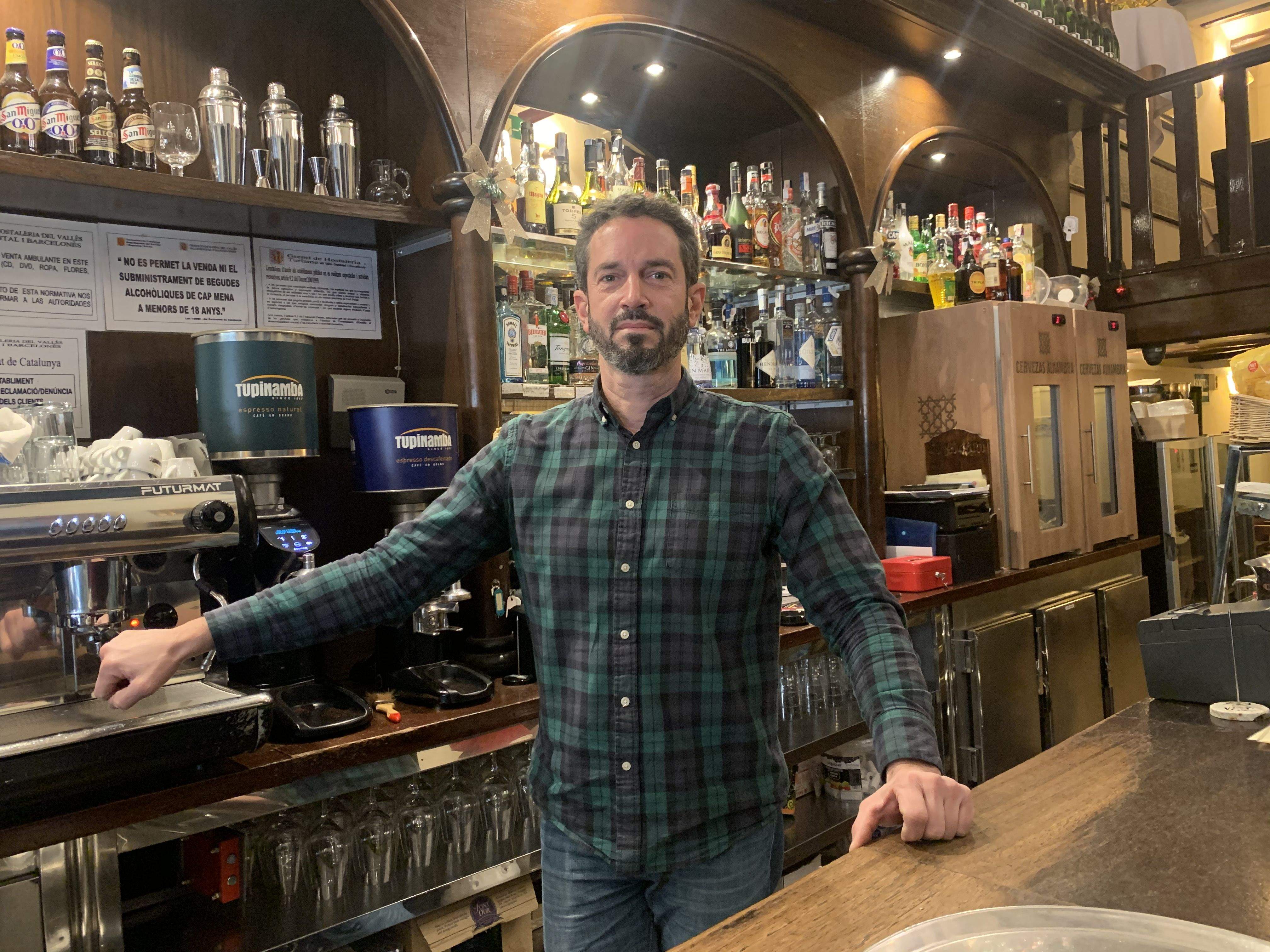 Vendrell a la barra d El Mesón FOTO: Àgata Guinó