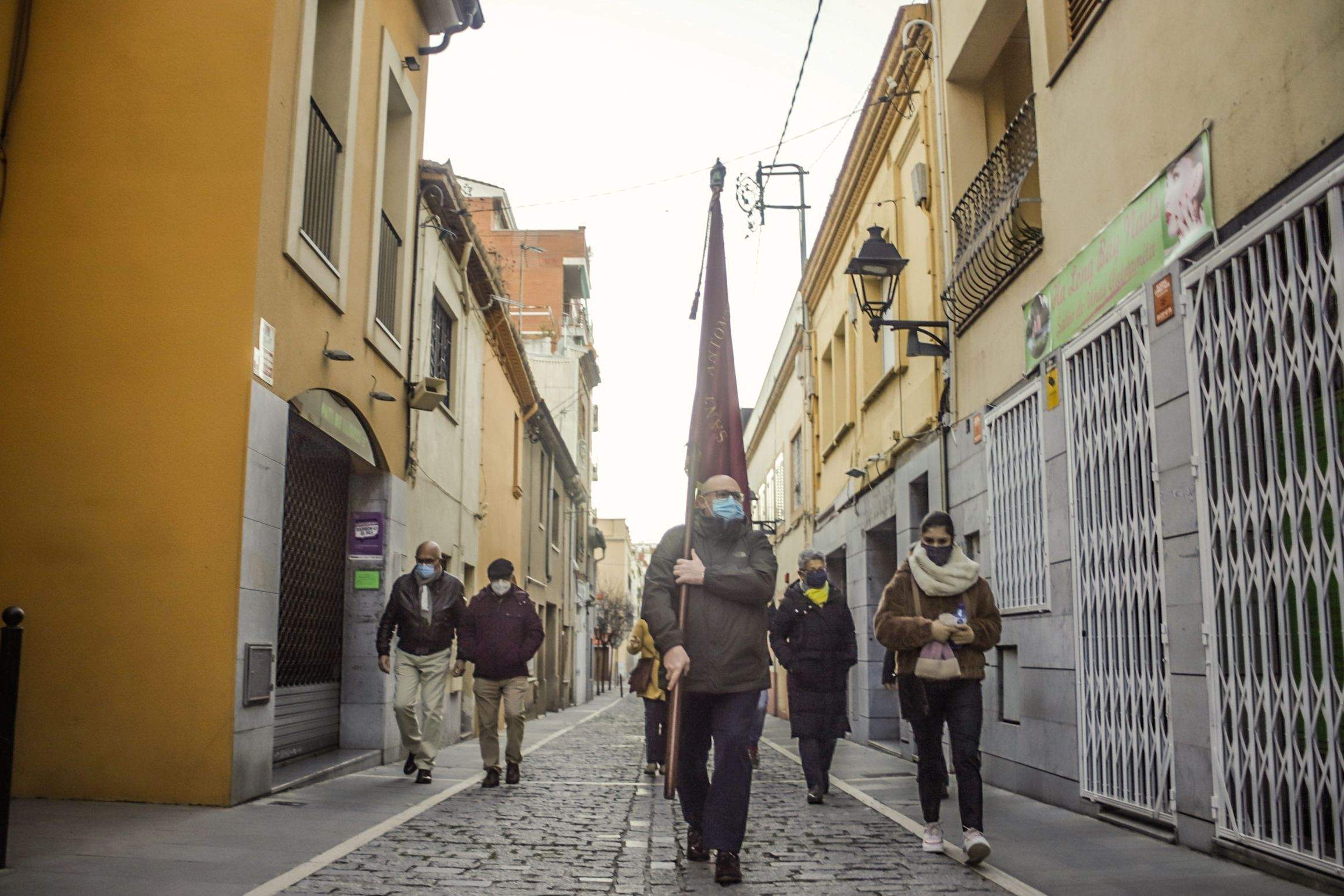 Jordi Bell, president de la Comissió de Festes de Sant Antoni Abat, portant la bandera de Sant Antoni. FOTO: Adrián Gómez