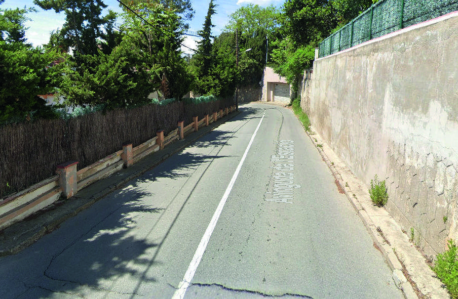 En alguns trams les voreres són pràcticament inexistents. google maps