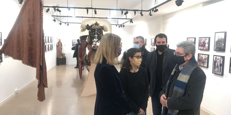 L'alcaldessa, Mireia Ingla, visita l'exposició de Sant Antoni. FOTO: TOT Sant Cugat