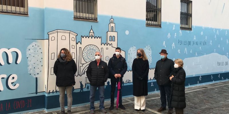 Núria Gibert, Joan Cortadellas, Sergi Alegre, Mireia Ingla i dos membres de la junta de la Llar d'Avis (d'esquerra a dreta) en la inaguració del mural. FOTO: Nielo Ballart