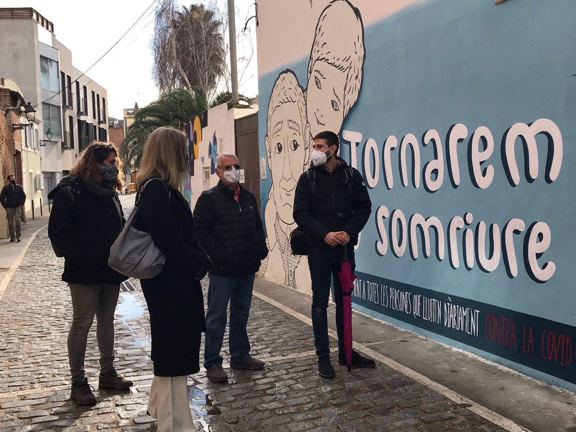 L'artista Sergi Alegre (dreta) inaugurant el seu mural esperançador juntament amb Joan Cortadellas, Mireia Ingla i Núria Gibert. FOTO: Nielo Ballart