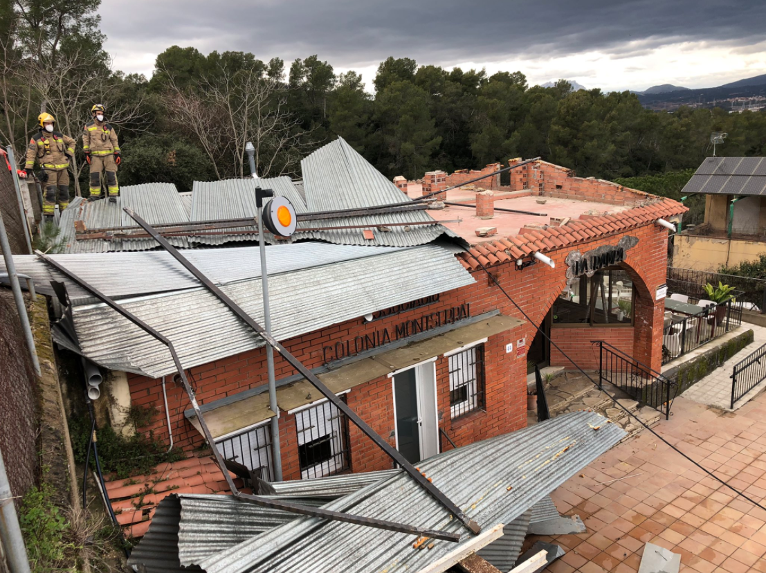 El fort vent ha fet volar el sostre d'alumini de La Rampa. FOTO: EMD Valldoreix