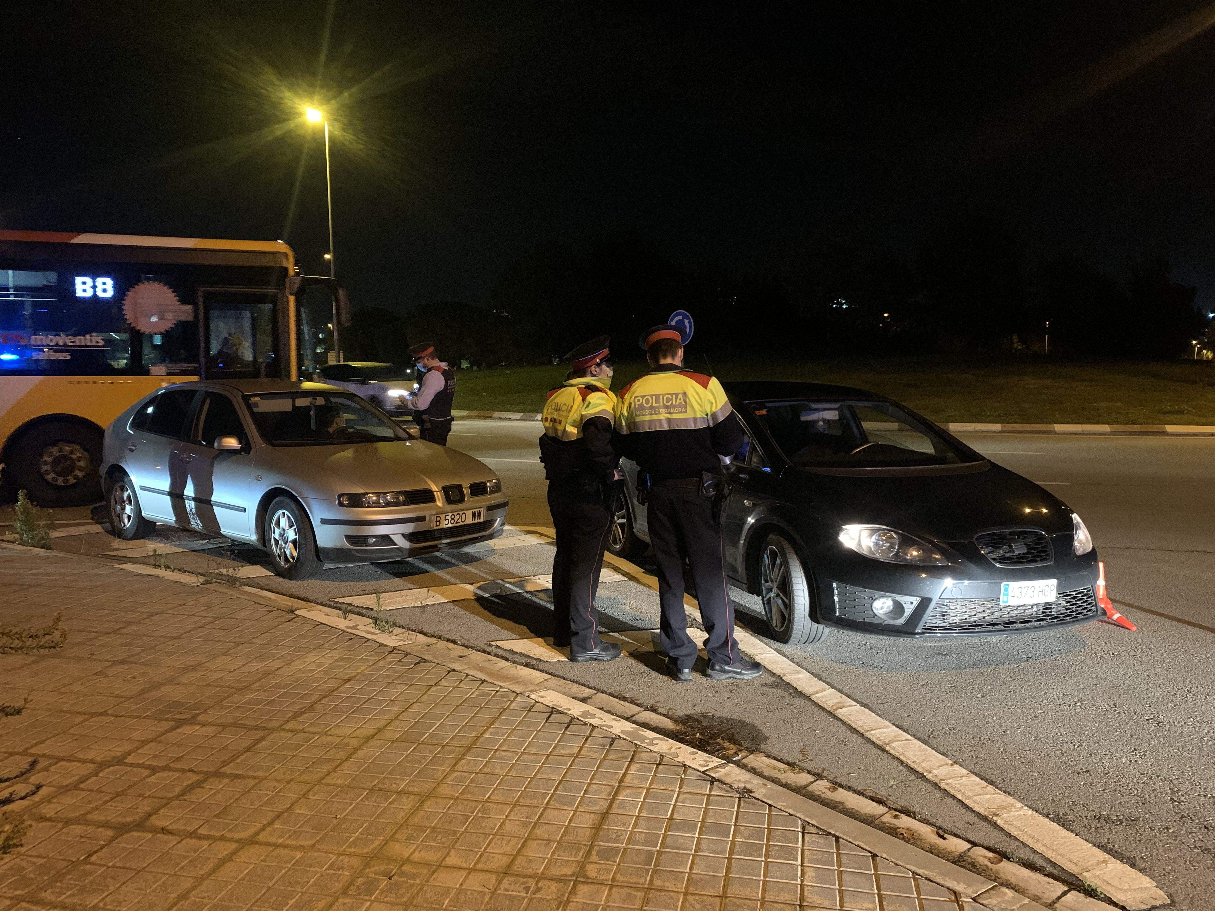 Un control del Mossos durant el confinament municipal FOTO: Àgata Guinó 