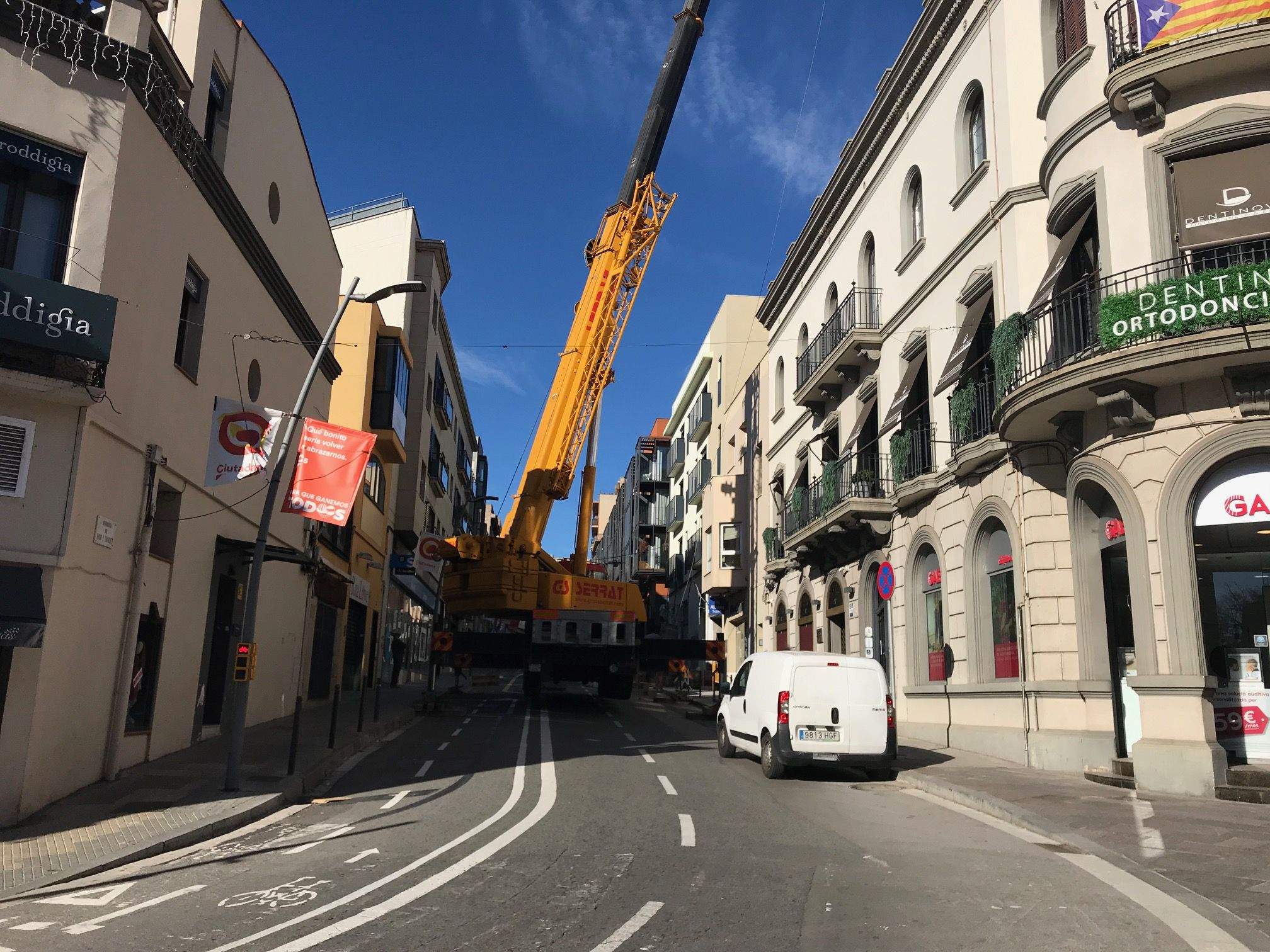 Una maquinària bloqueja el pas de la circulació al carrer de Francesc Moragas. FOTO: Nielo Ballart
