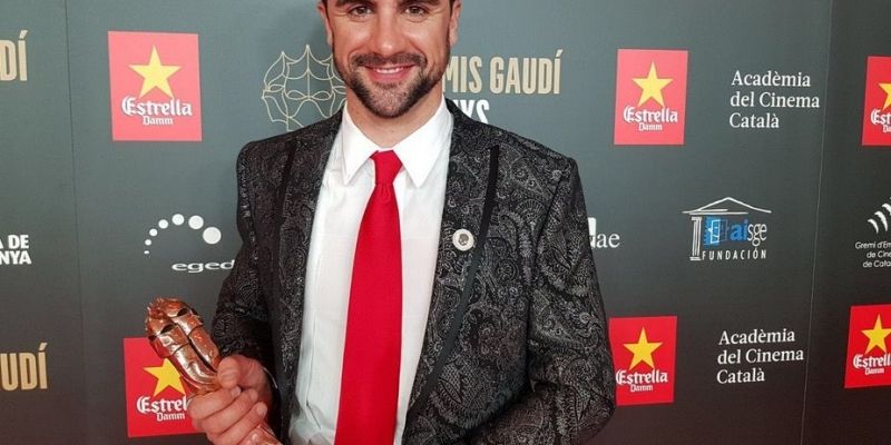 Albert Martínez, un dels membres d'extremis, amb un Gaudí que van guanyar el 2018 FOTO: Cedida