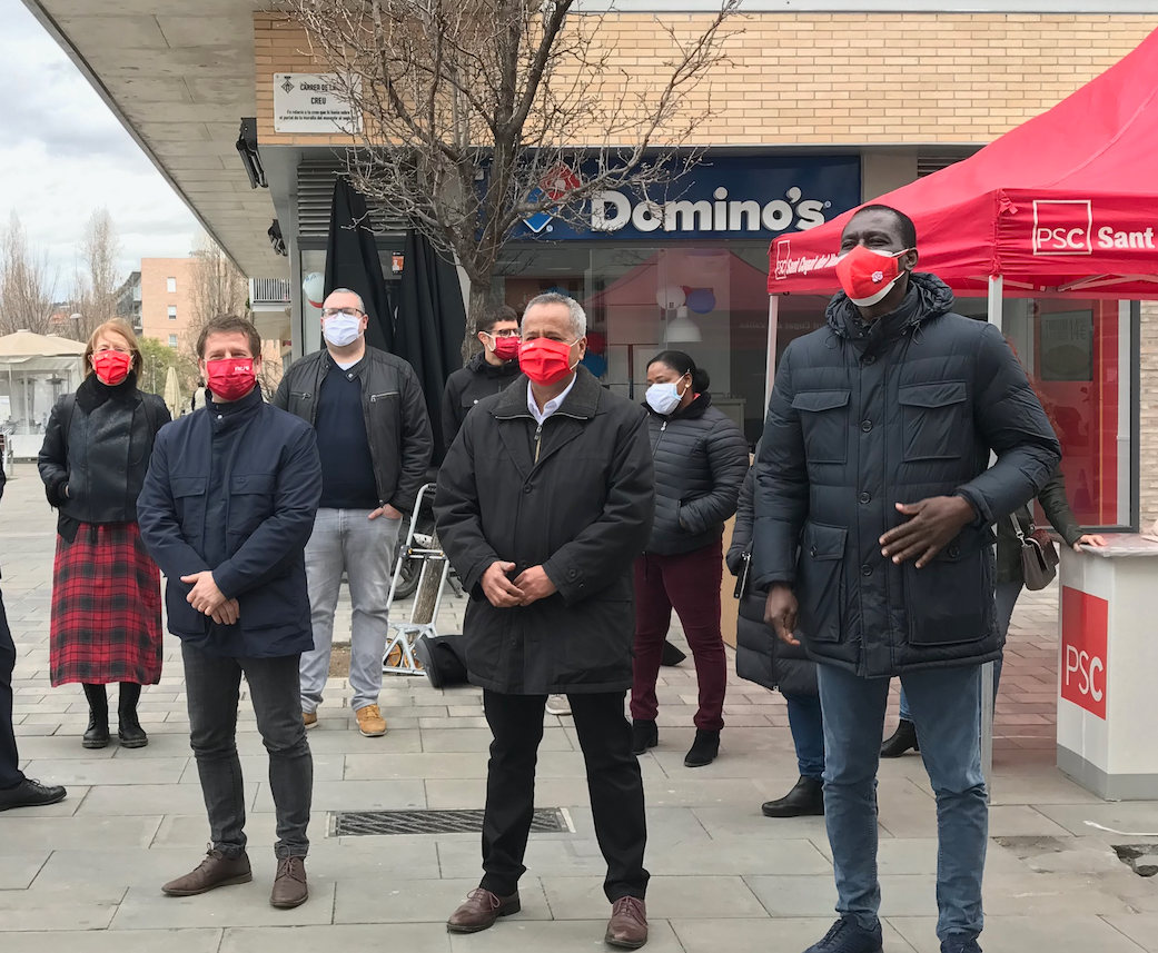 Pere Soler, Ernesto Carrión i Luc André Diouf (d'esquerra a dreta) en la presentació de propostes d'immigració del PSC. FOTO: Nielo Ballart