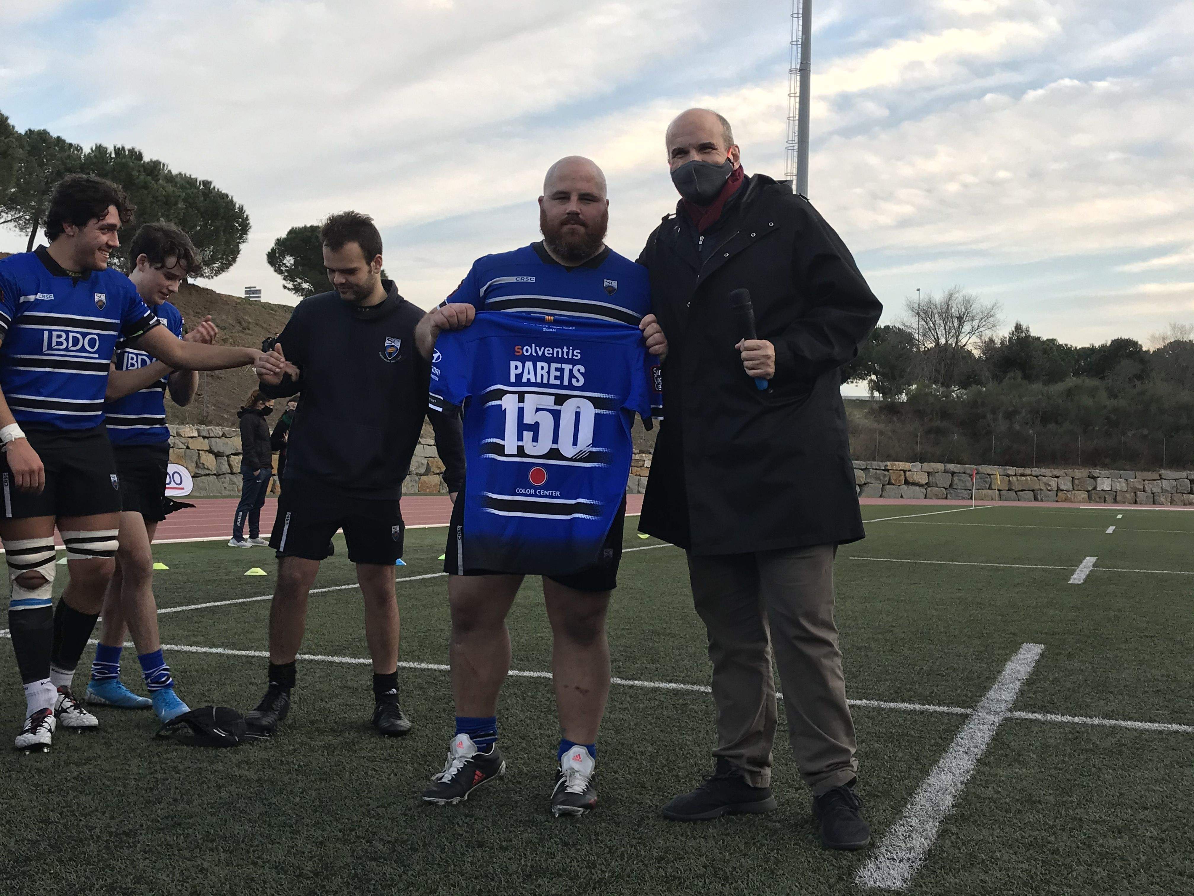 Emilio Gutiérrez, president del CR Sant Cugat, ha fet entrega de la samarreta commemorativa a Josep Raya. FOTO: Nielo Ballart